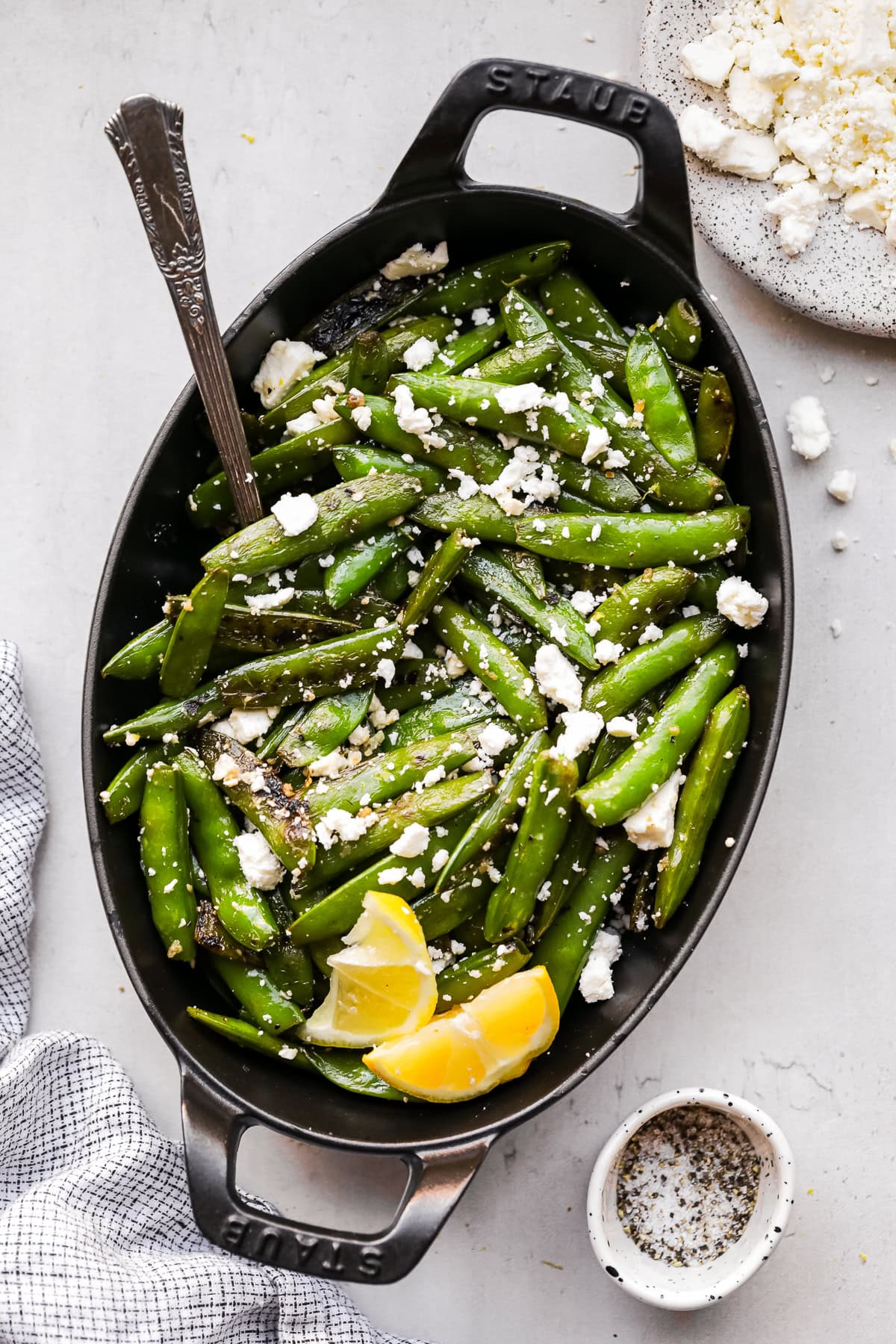 Charred Sugar Snap Peas med citron och feta