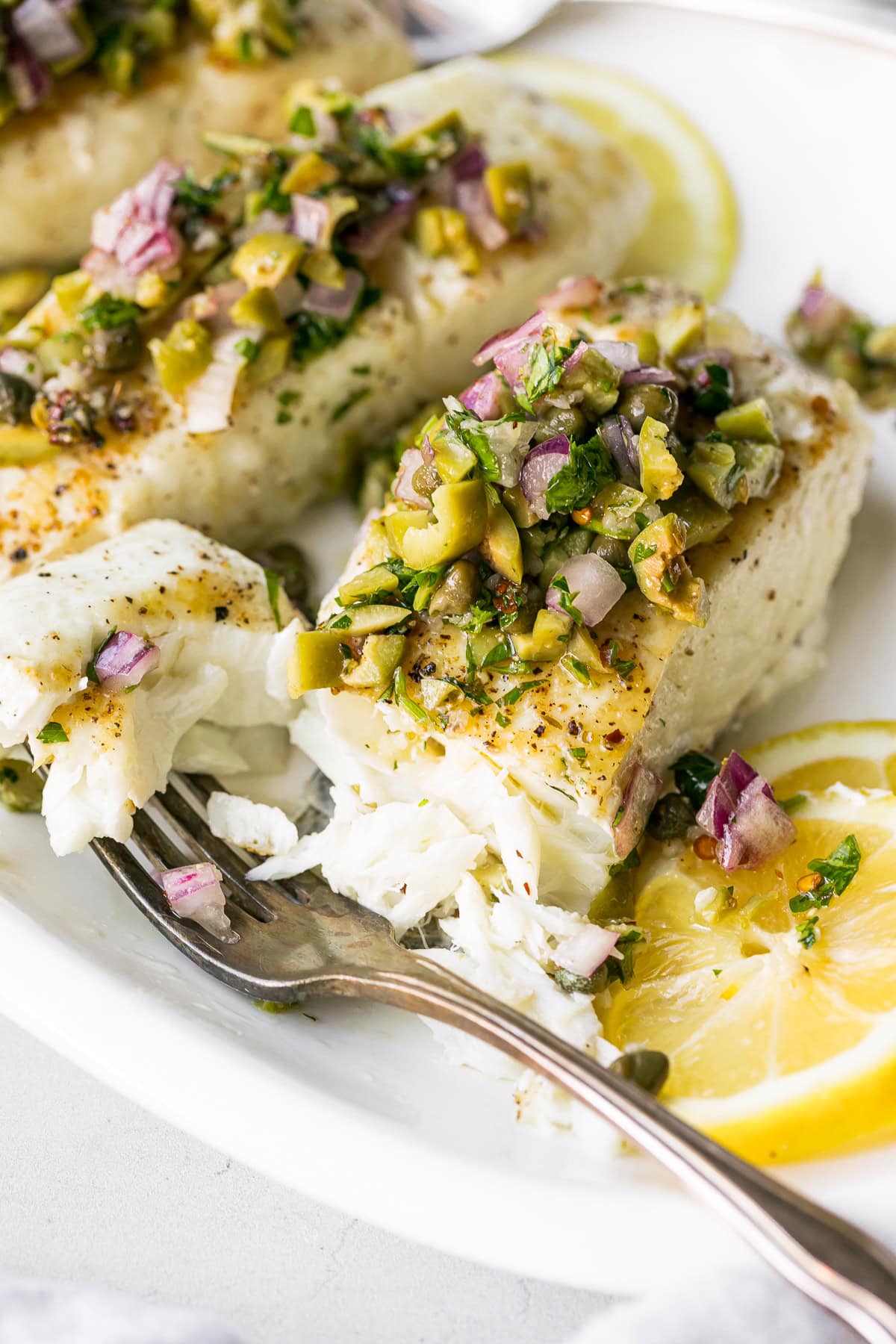 Pannor seared fisk med oliv chimichurri