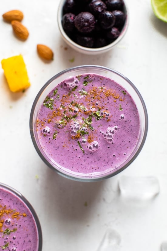 Tropisk mango blåbär lassi (yoghurt dryck)